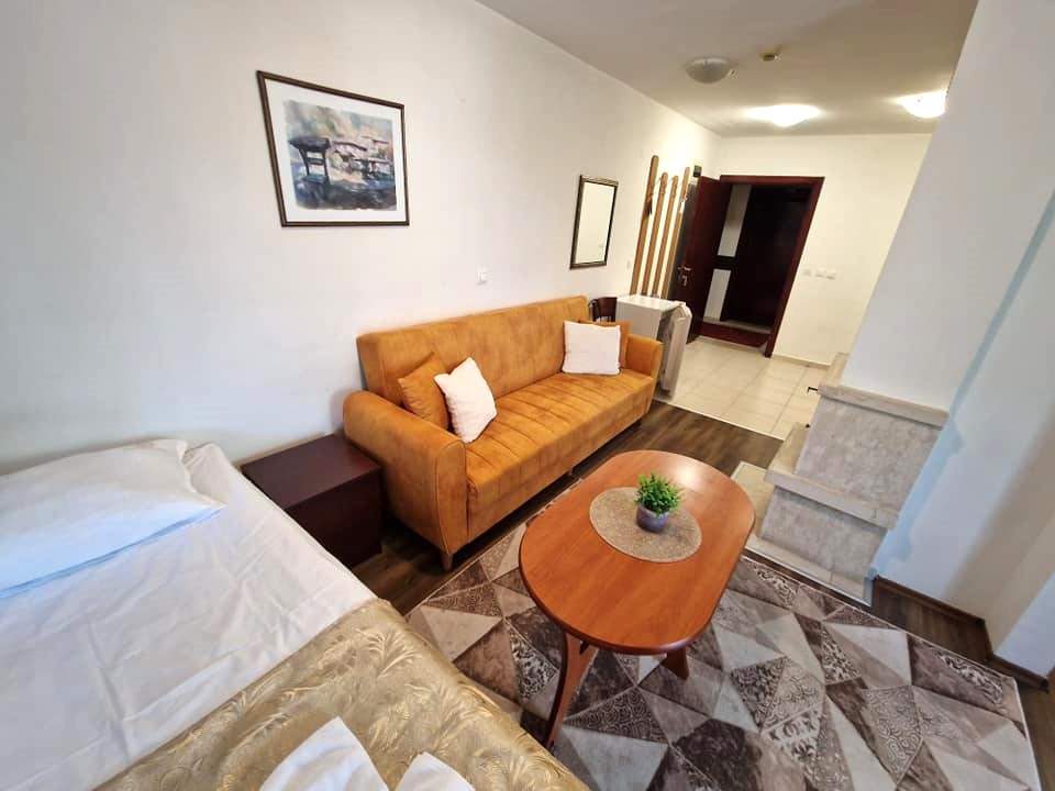 Обзаведен двустаен апартамент с камина в затворен комплекс с басейн