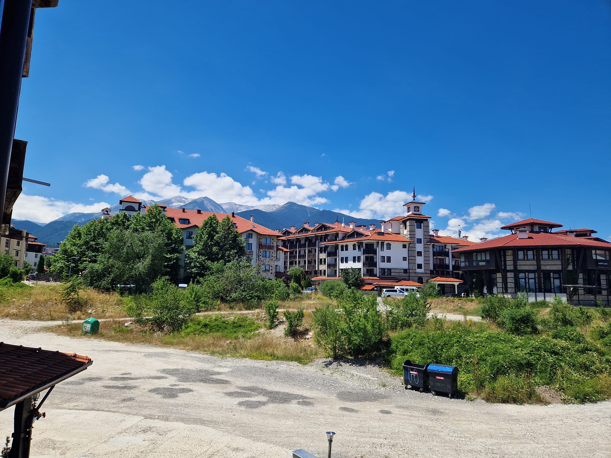 Обзаведен двустаен апартамент с тераса с гледка към Пирин планина