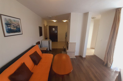 Банско: Топъл двустаен апартамент в затворен комплекс с басейн