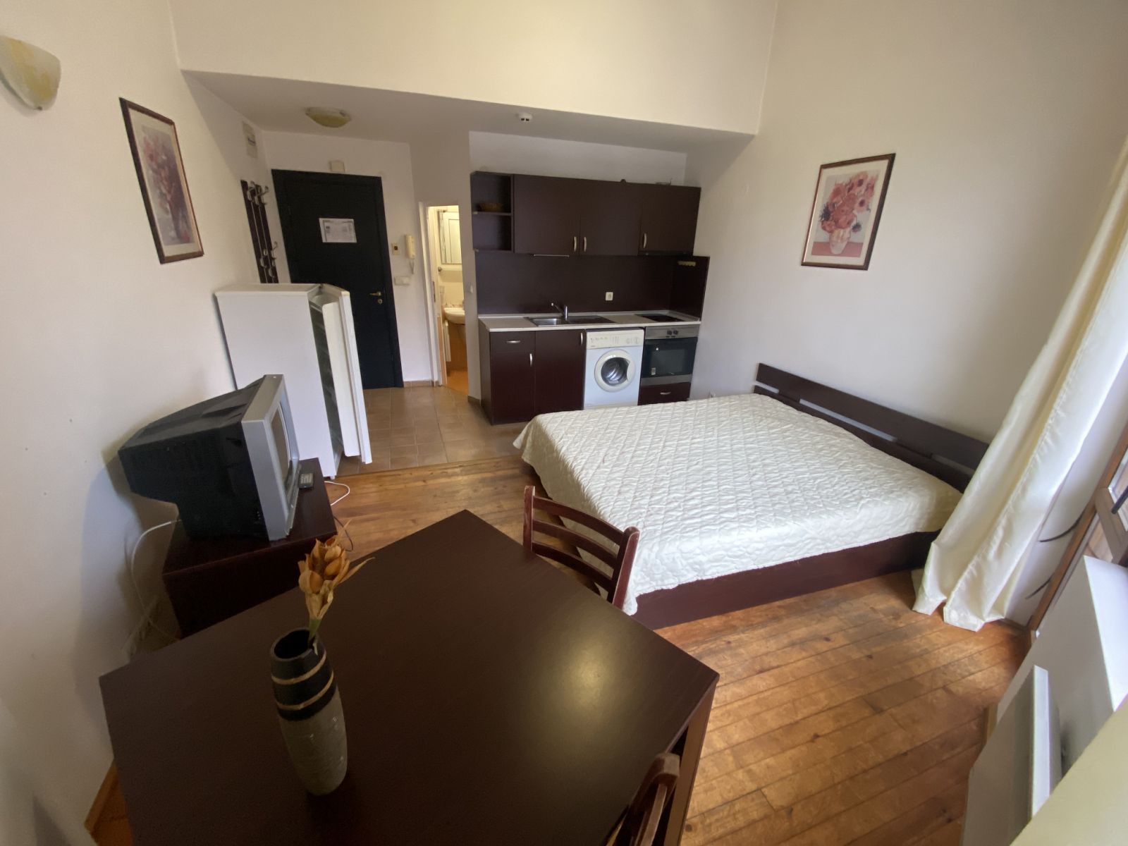 Изгодно обзаведено студио с тераса за продажба в Банско