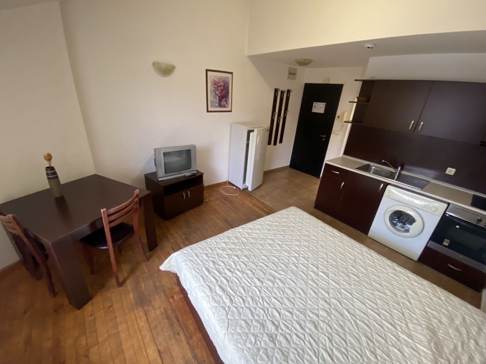 Изгодно обзаведено студио с тераса за продажба в Банско