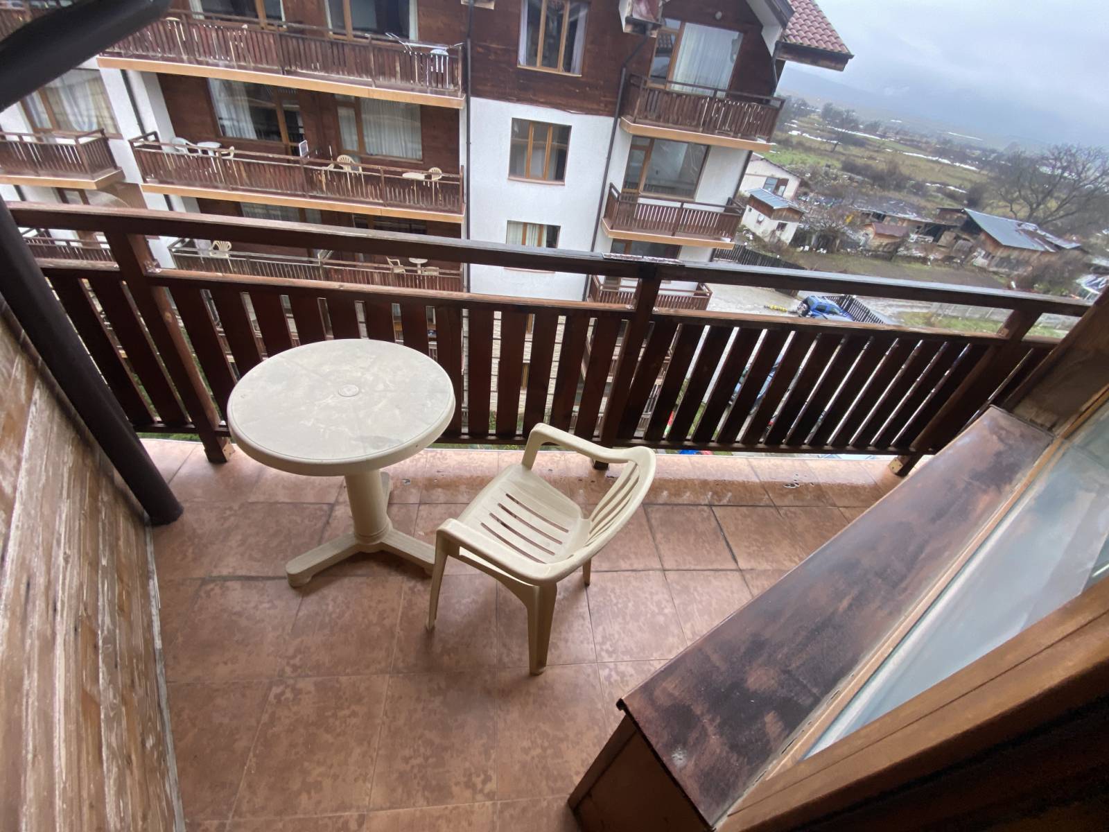 Изгодно обзаведено студио с тераса за продажба в Банско