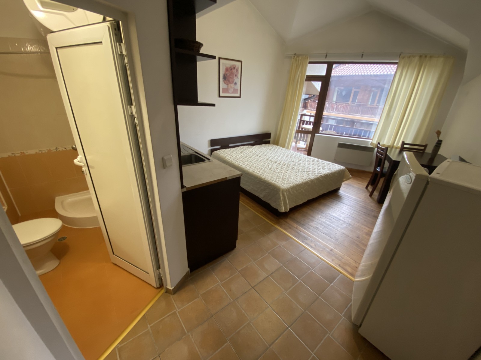 Изгодно обзаведено студио с тераса за продажба в Банско