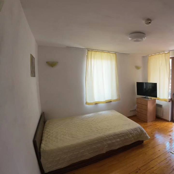 Просторно обзаведено студио с камина за продажба в Банско