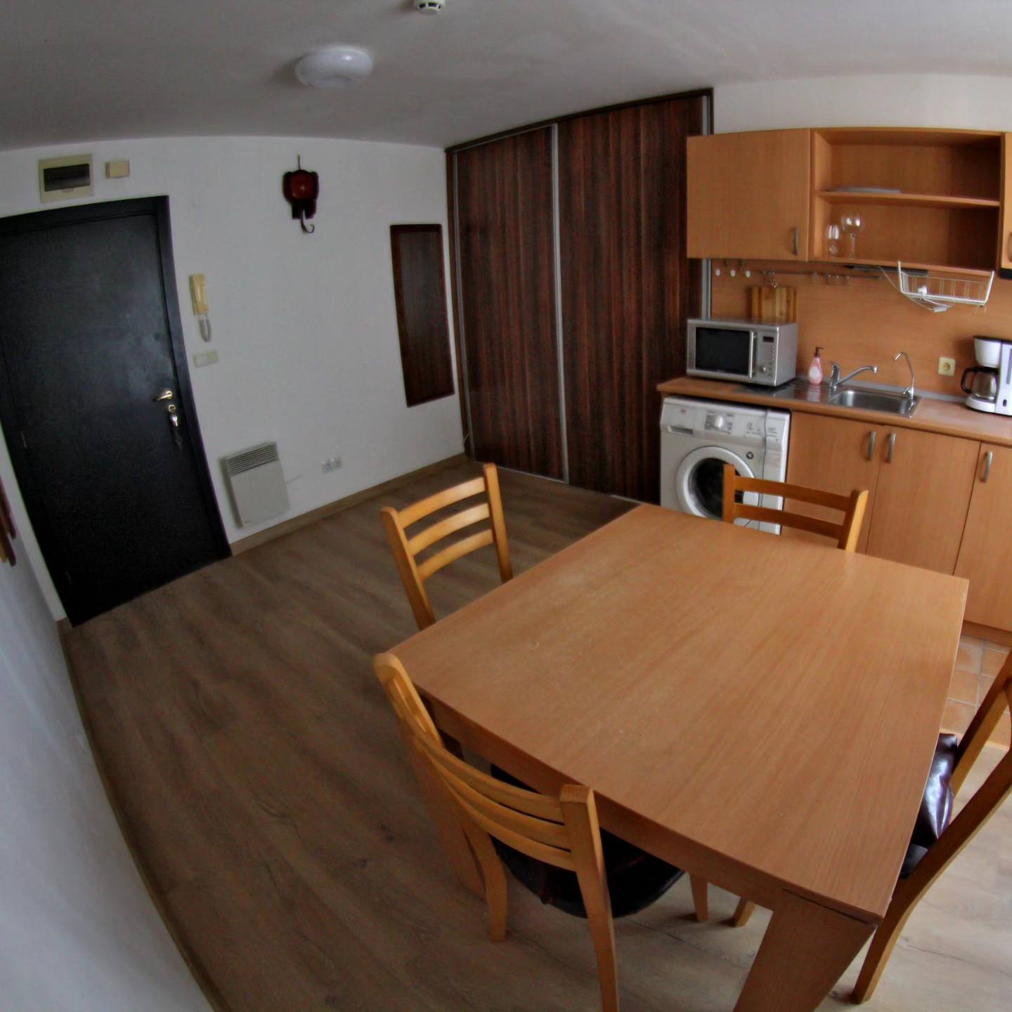 Просторно обзаведено студио с камина за продажба в Банско