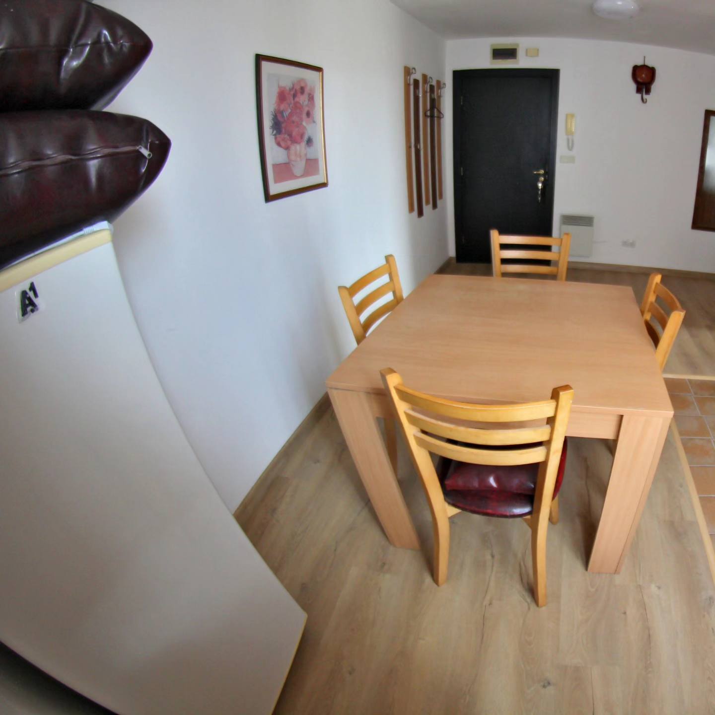 Просторно обзаведено студио с камина за продажба в Банско