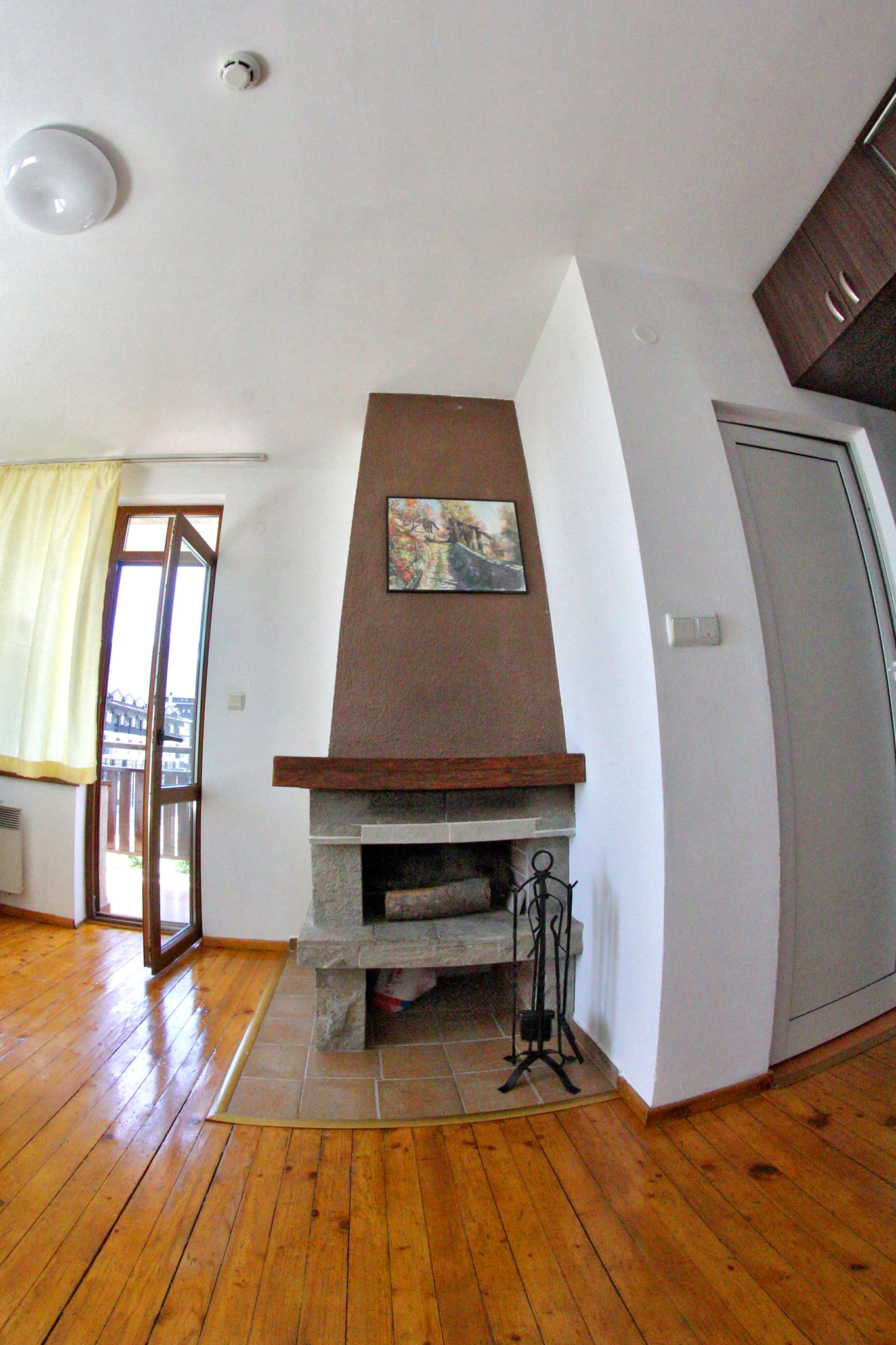 Просторно обзаведено студио с камина за продажба в Банско