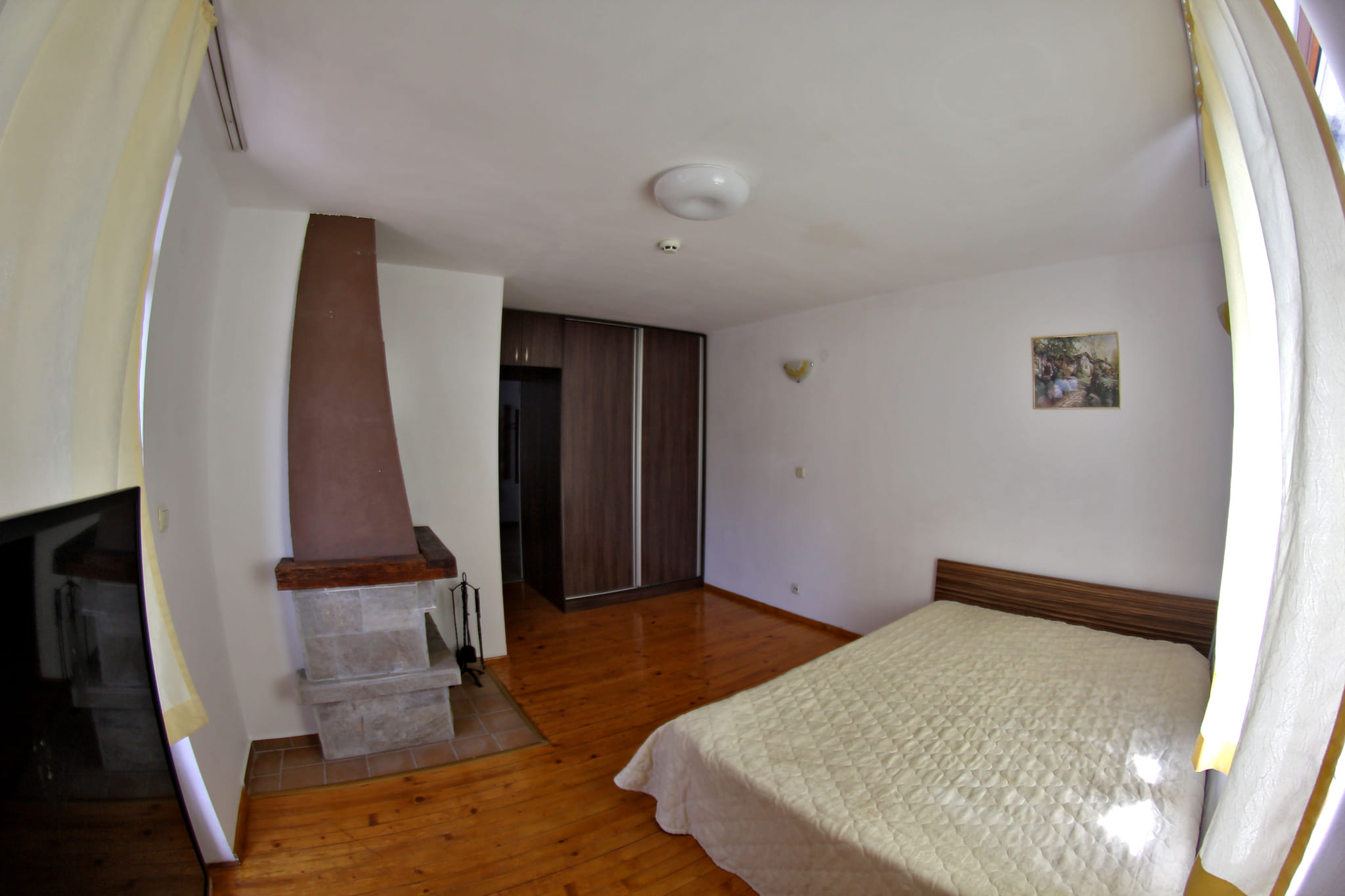 Просторно обзаведено студио с камина за продажба в Банско