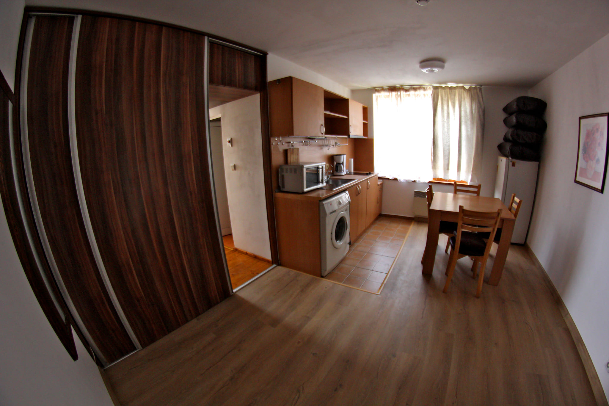 Просторно обзаведено студио с камина за продажба в Банско