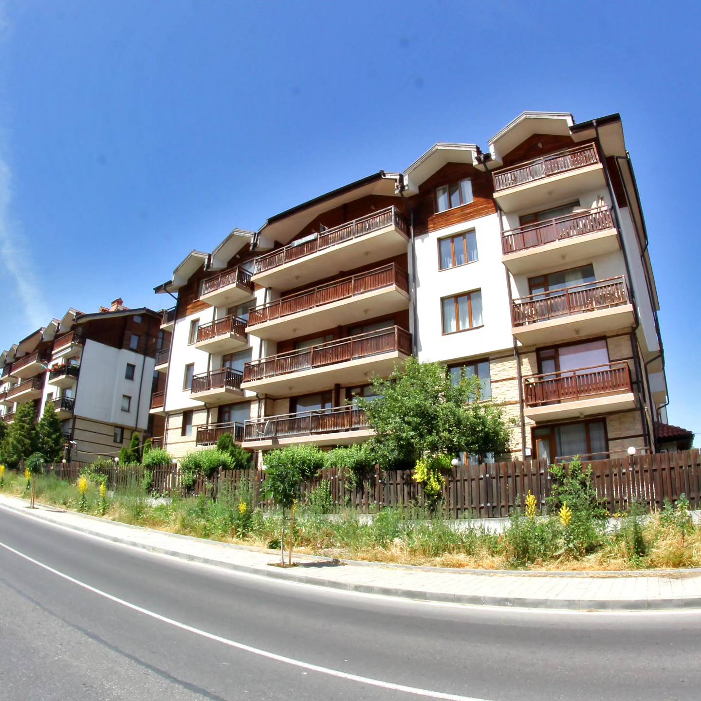 Просторно обзаведено студио с камина за продажба в Банско