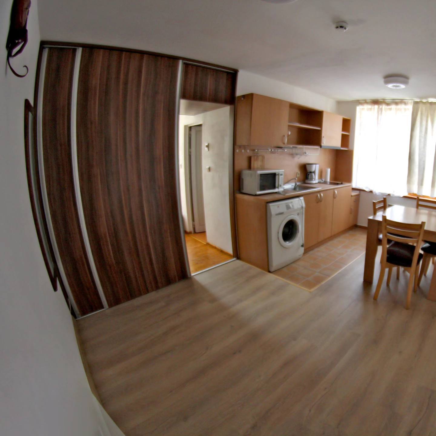 Просторно обзаведено студио с камина за продажба в Банско