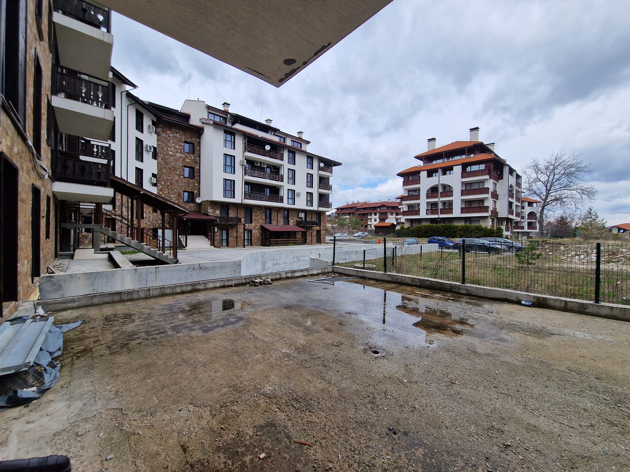 Двустаен апартамент с просторна веранда в жилищна сграда с ниска такса