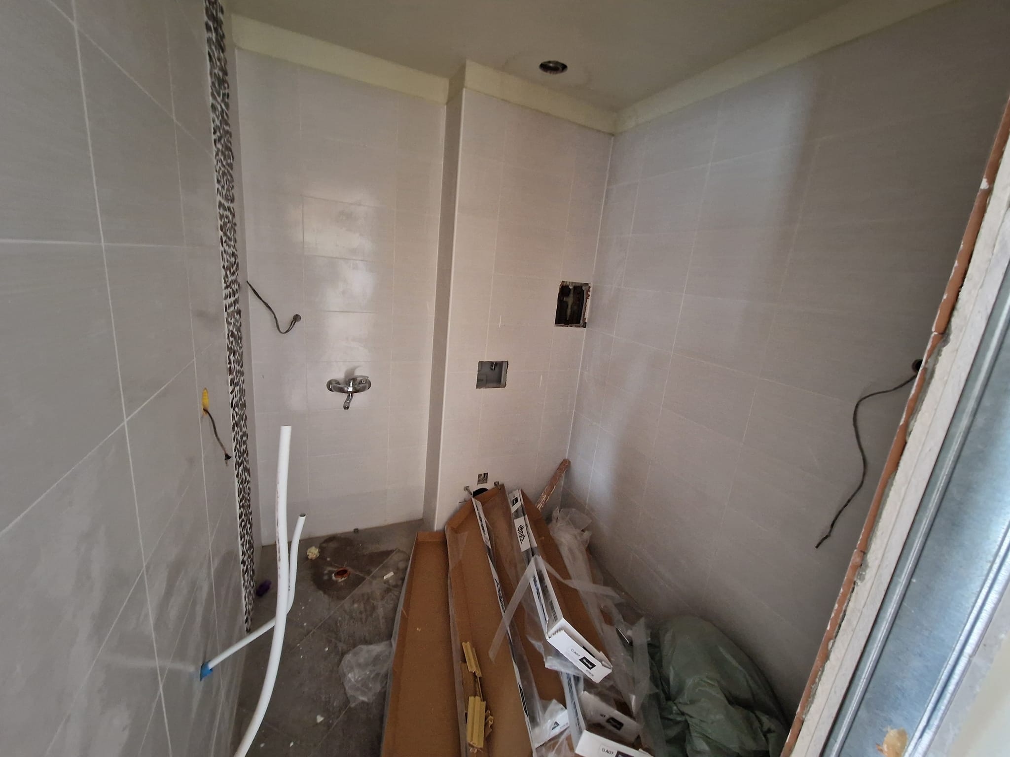 Двустаен апартамент с просторна веранда в жилищна сграда с ниска такса