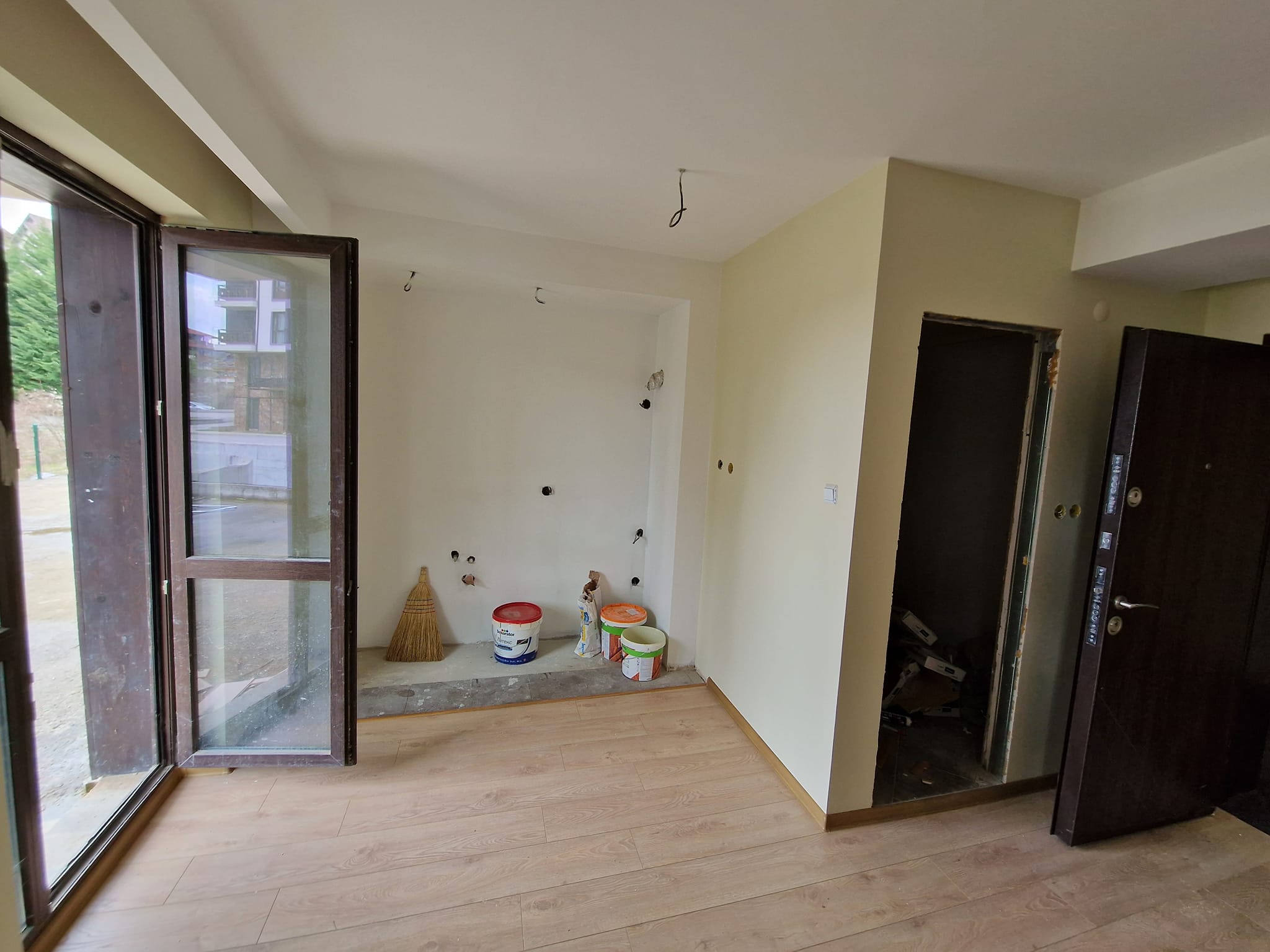 Двустаен апартамент с просторна веранда в жилищна сграда с ниска такса