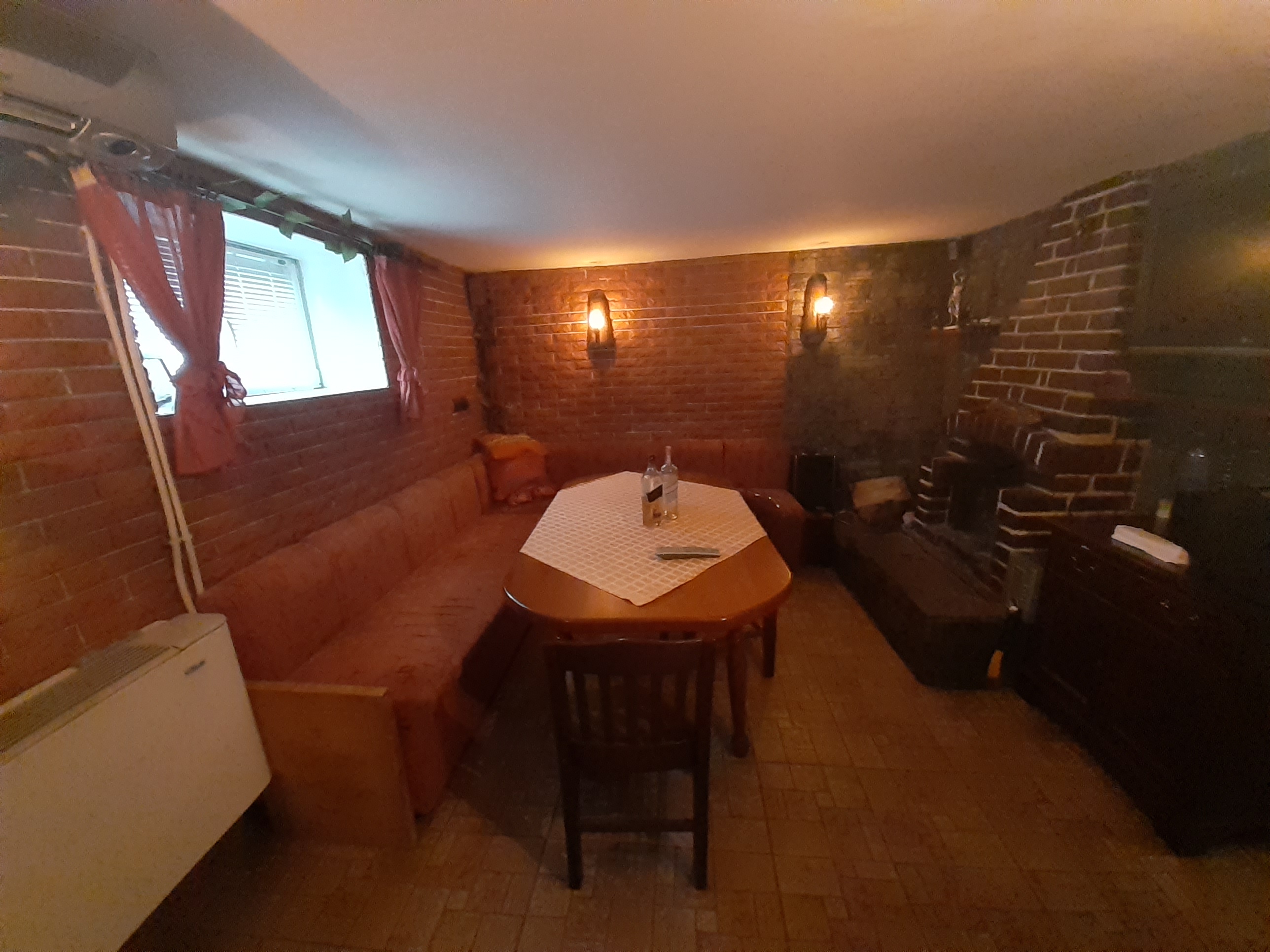 За продажба в Банско: Газифицирана масивна триетажна къща с търговско помещение