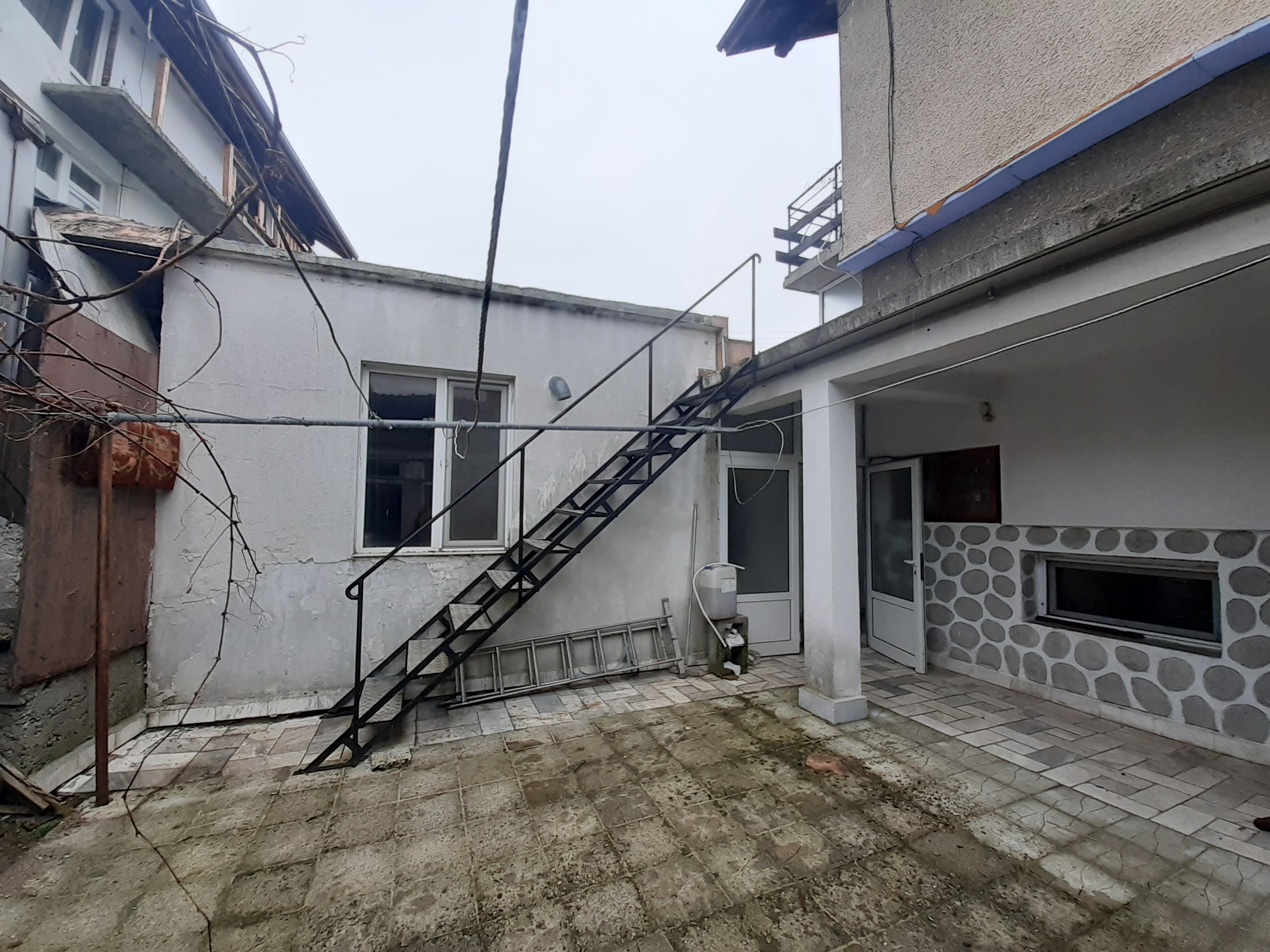 За продажба в Банско: Газифицирана масивна триетажна къща с търговско помещение