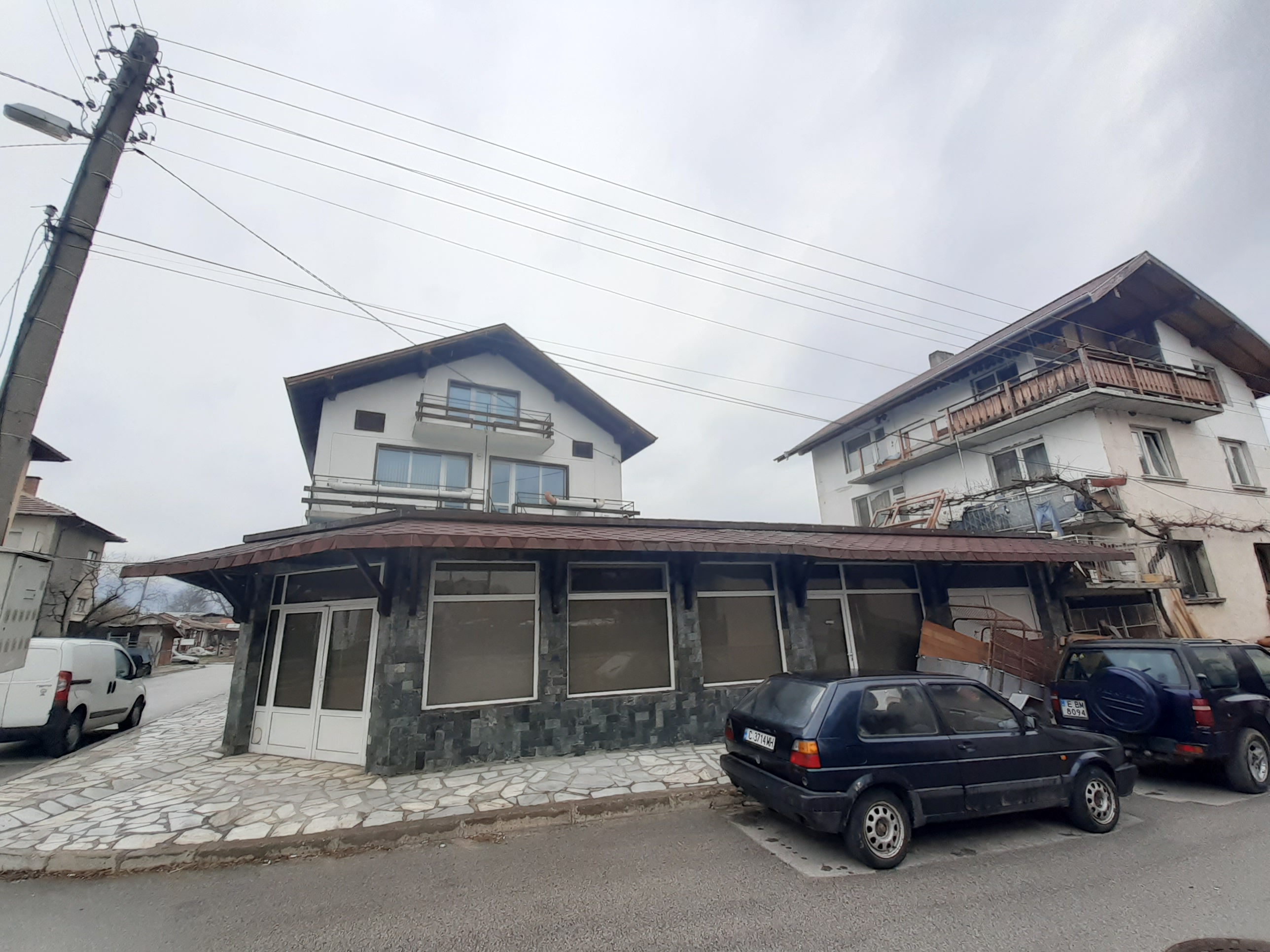 За продажба в Банско: Газифицирана масивна триетажна къща с търговско помещение