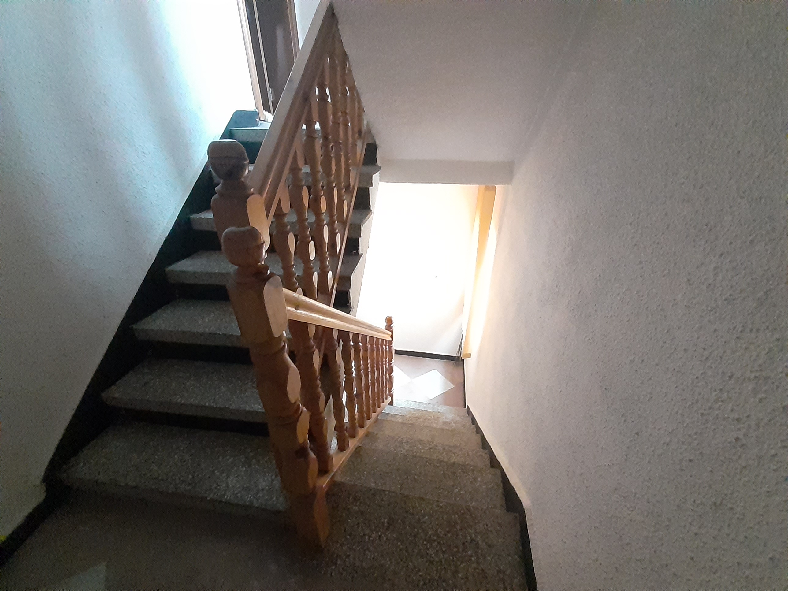 За продажба в Банско: Газифицирана масивна триетажна къща с търговско помещение