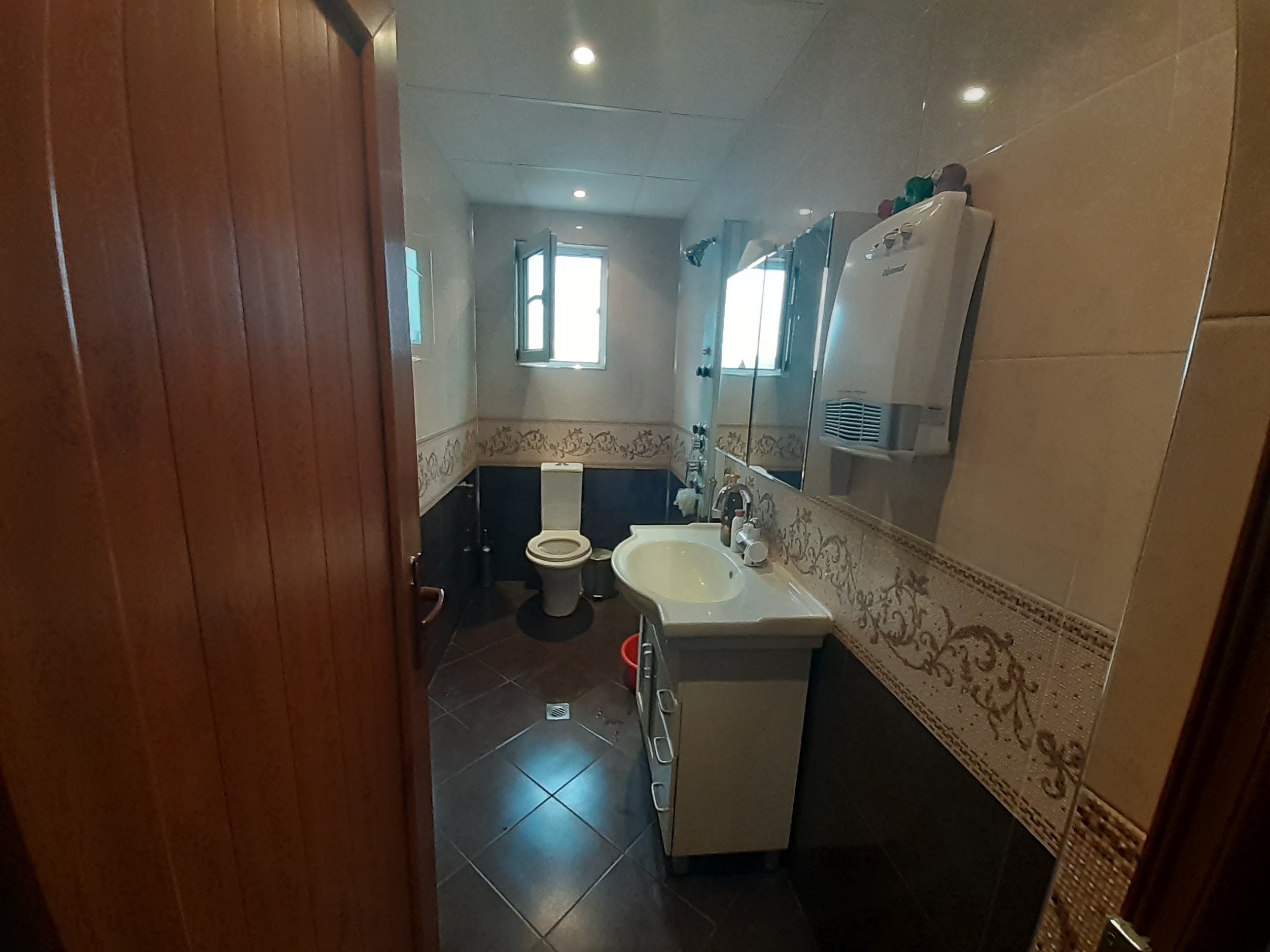 За продажба в Банско: Газифицирана масивна триетажна къща с търговско помещение