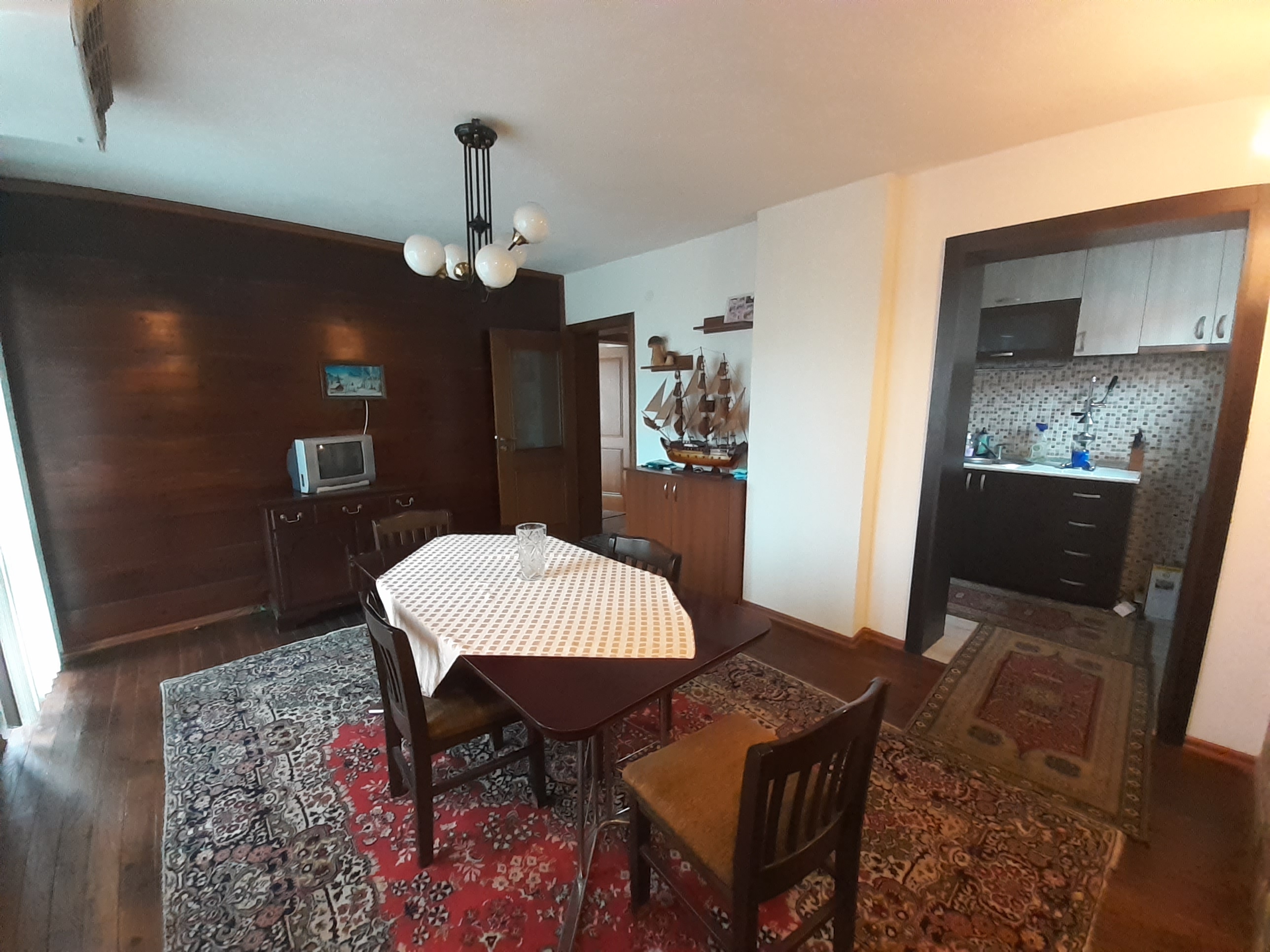 За продажба в Банско: Газифицирана масивна триетажна къща с търговско помещение