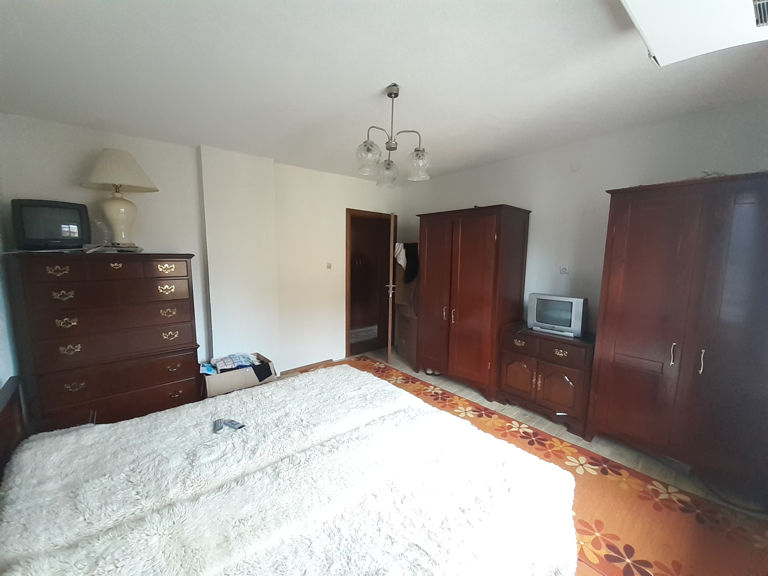 За продажба в Банско: Газифицирана масивна триетажна къща с търговско помещение