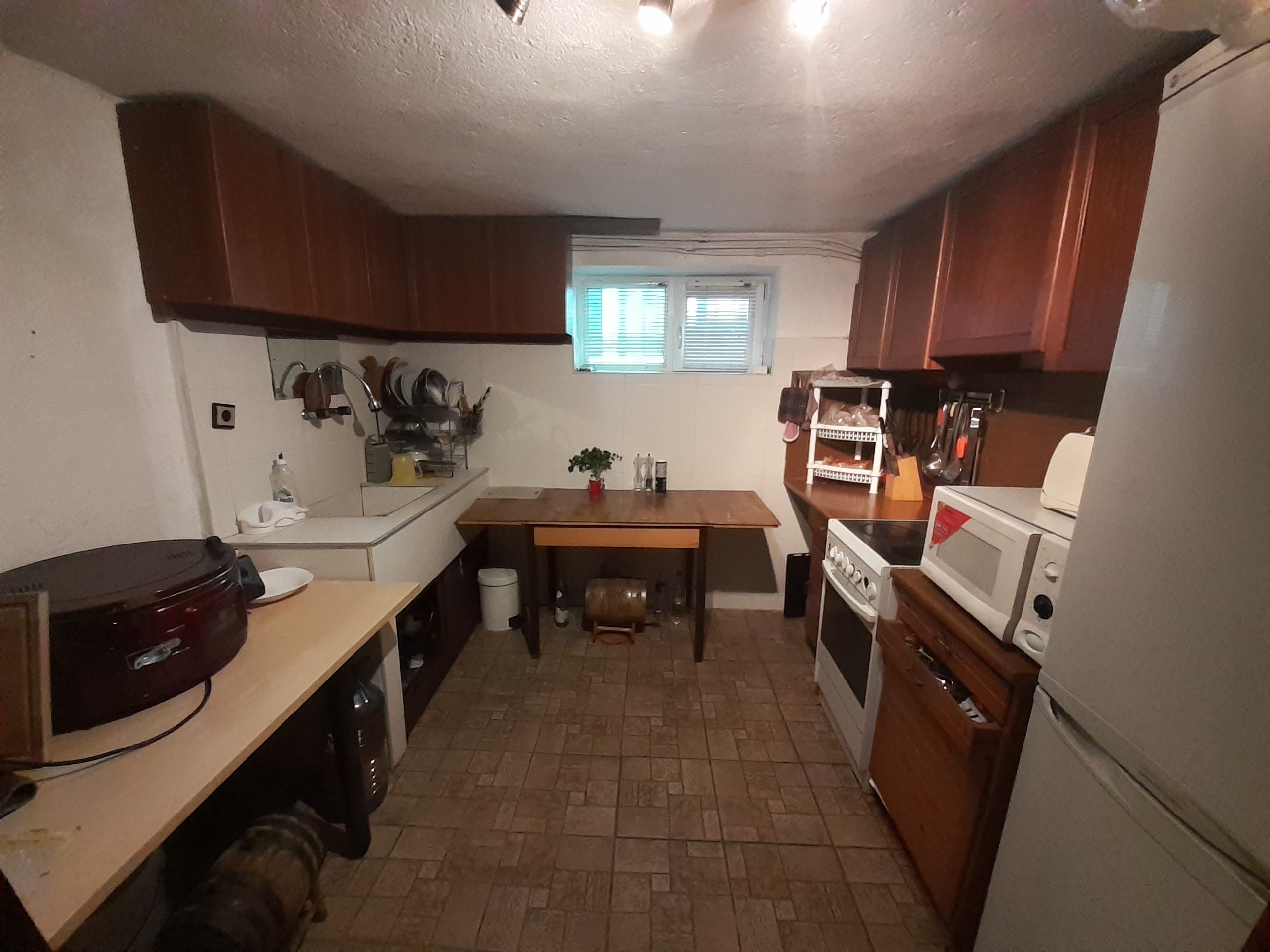 За продажба в Банско: Газифицирана масивна триетажна къща с търговско помещение