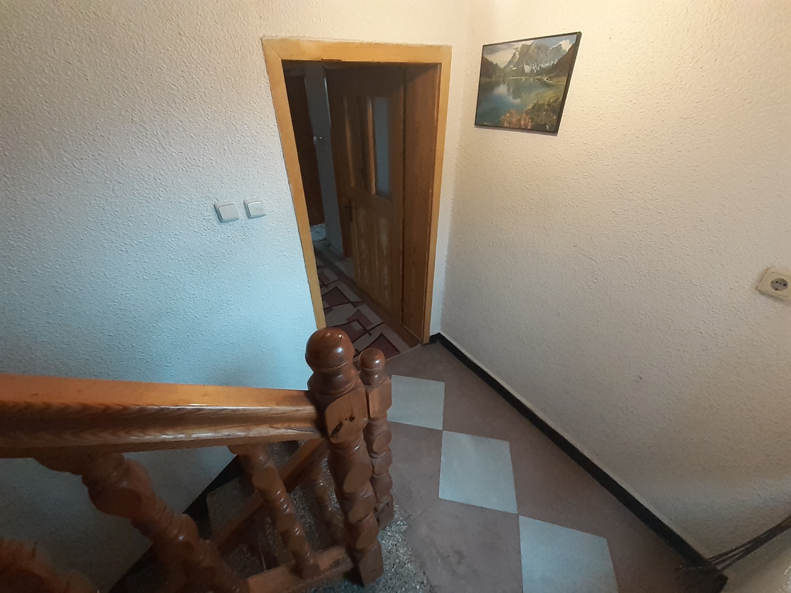 За продажба в Банско: Газифицирана масивна триетажна къща с търговско помещение