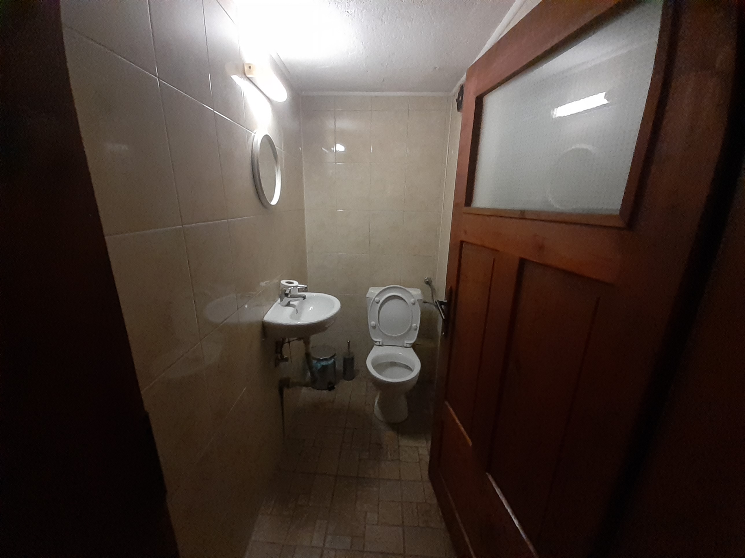 За продажба в Банско: Газифицирана масивна триетажна къща с търговско помещение