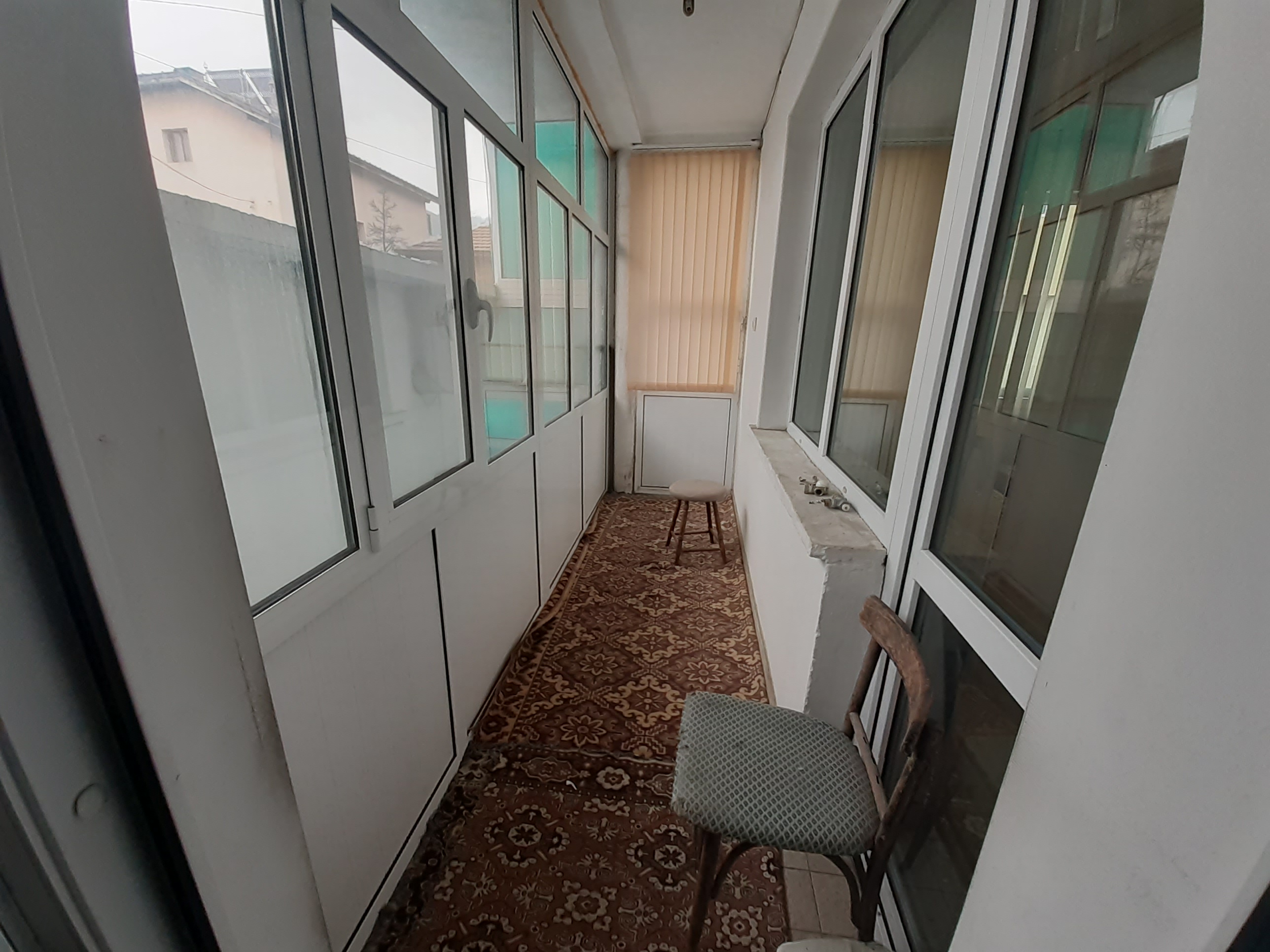 За продажба в Банско: Газифицирана масивна триетажна къща с търговско помещение