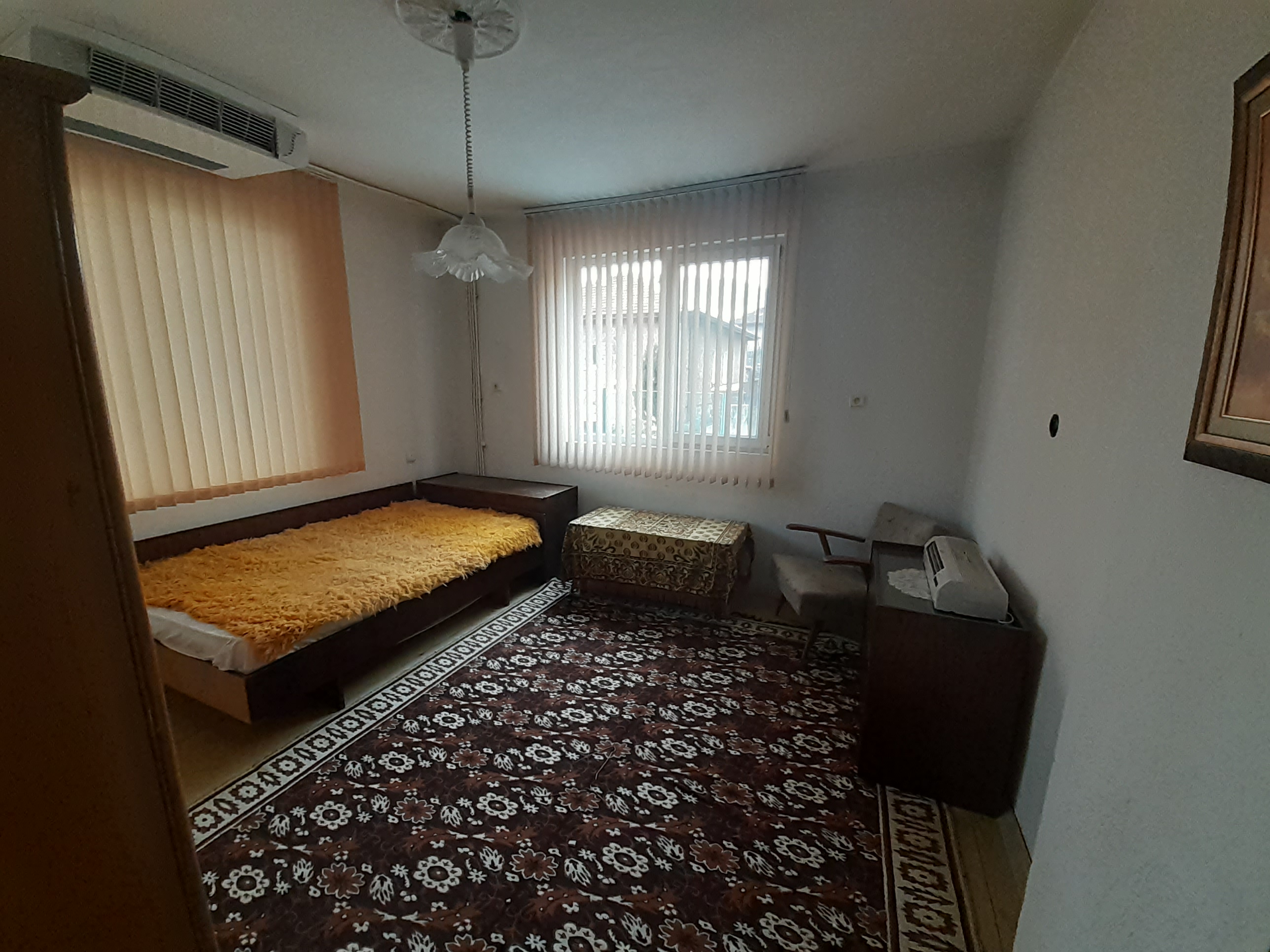 За продажба в Банско: Газифицирана масивна триетажна къща с търговско помещение