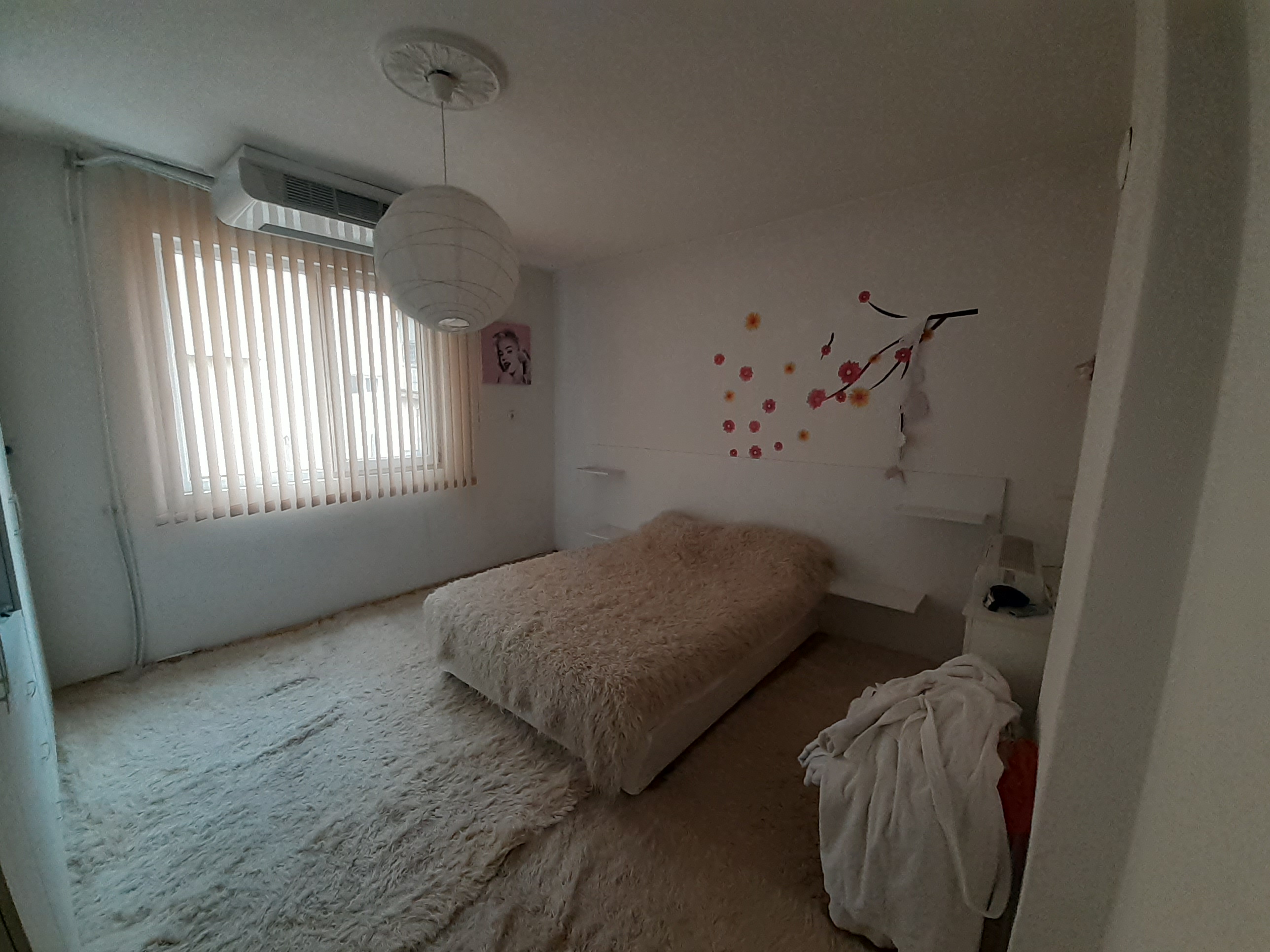 За продажба в Банско: Газифицирана масивна триетажна къща с търговско помещение