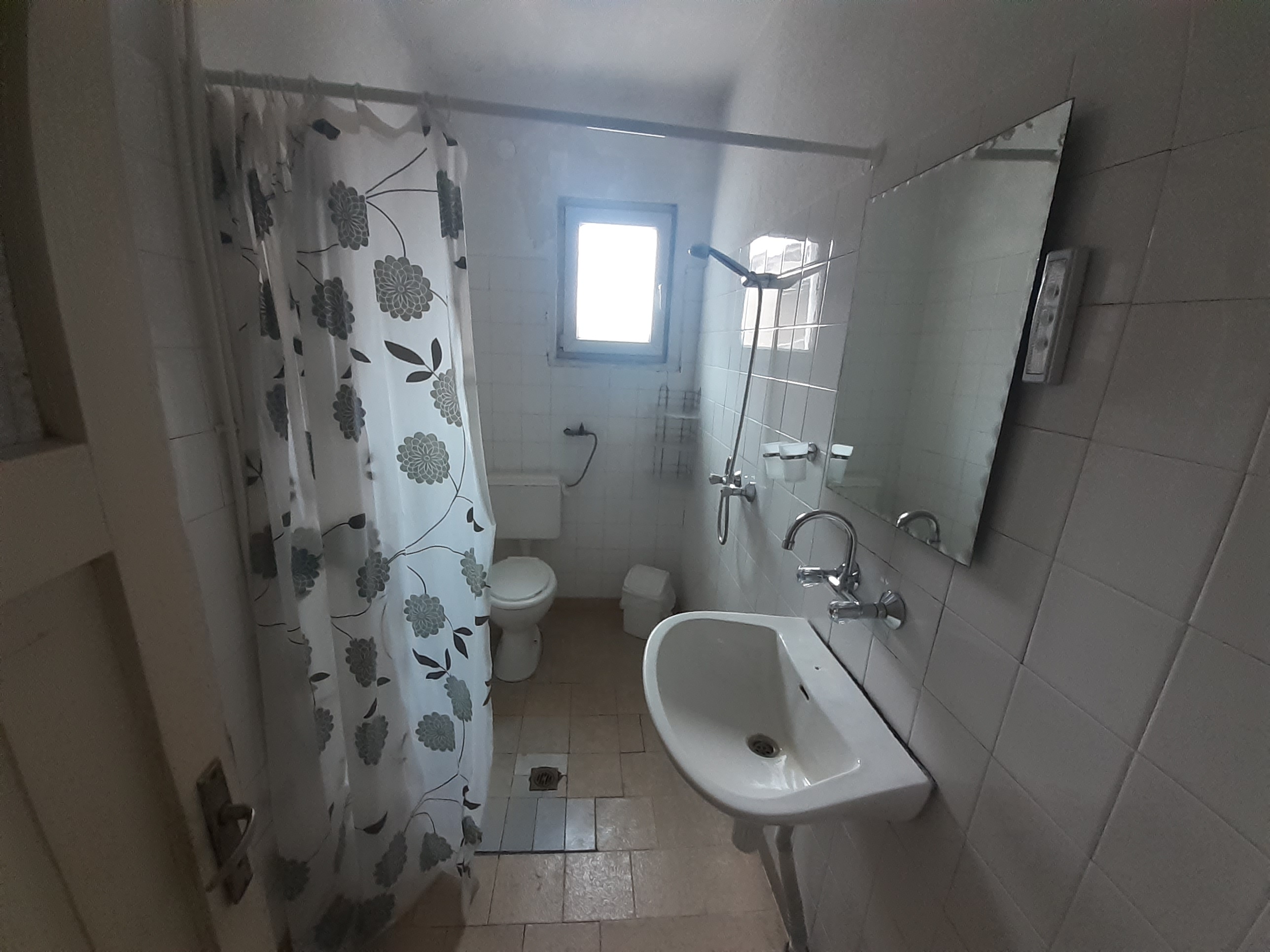 За продажба в Банско: Газифицирана масивна триетажна къща с търговско помещение