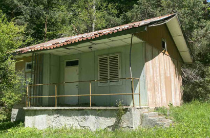 За продажба: Парцел с три бунгала във вилна зона 'Предела' край град Разлог