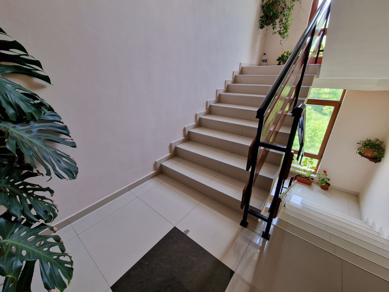 Просторен апартамент с две спални и паркомясто в поддържан комплекс в Банско