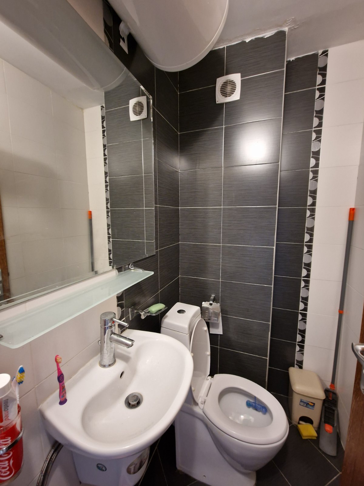 Просторен апартамент с две спални и паркомясто в поддържан комплекс в Банско