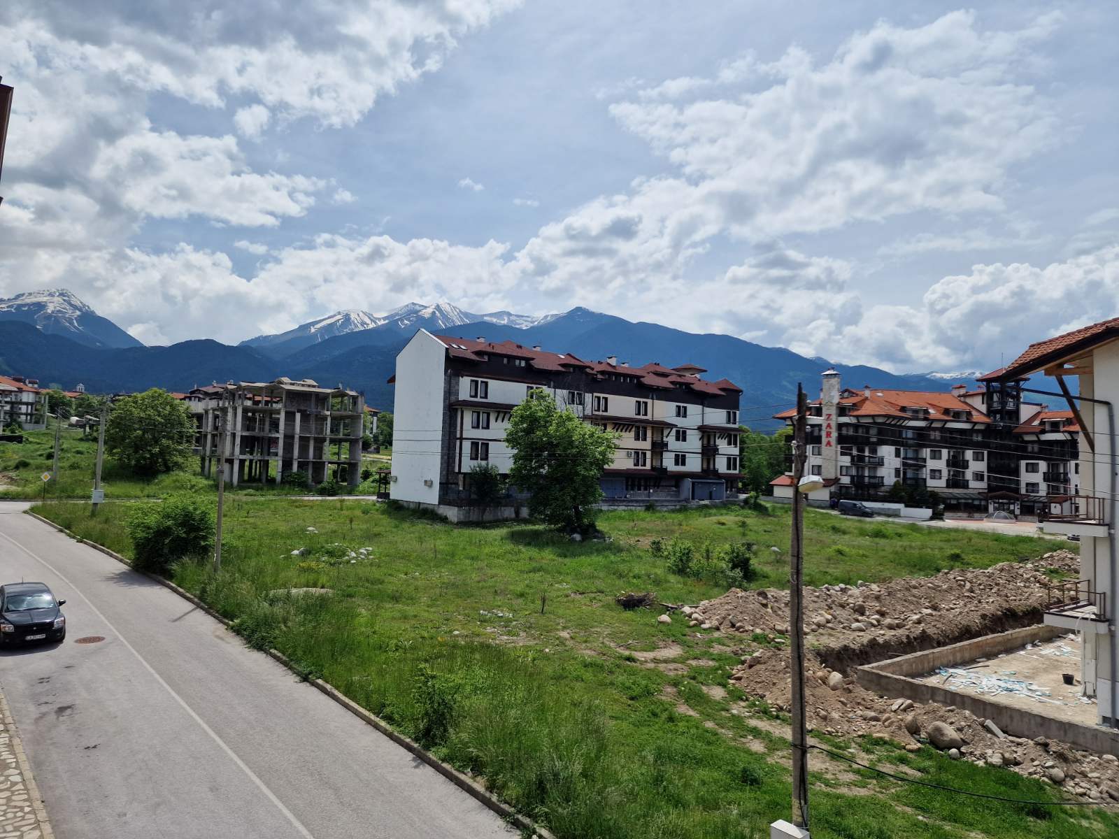 Просторен апартамент с две спални и паркомясто в поддържан комплекс в Банско