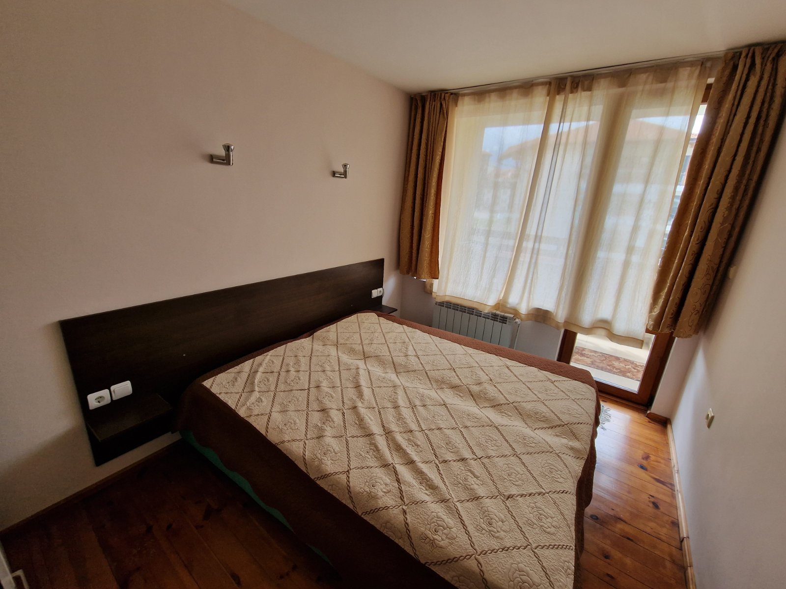 Просторен апартамент с две спални и паркомясто в поддържан комплекс в Банско