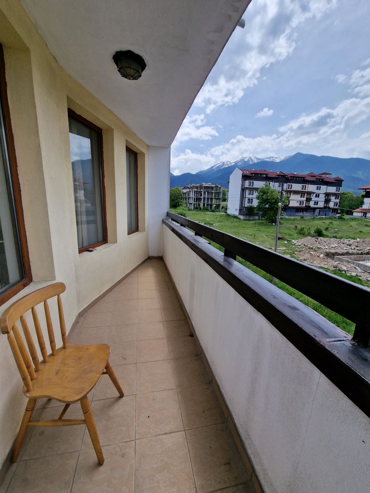 Просторен апартамент с две спални и паркомясто в поддържан комплекс в Банско