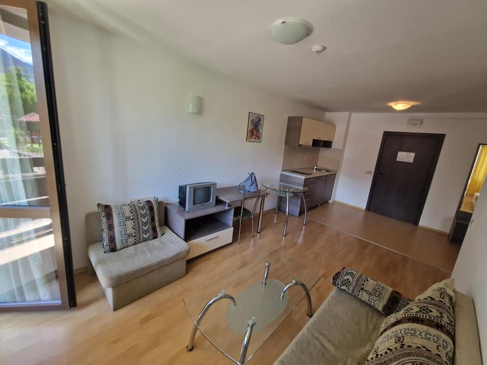 Банско: Обзаведен двустаен апартамент с южна тераса близо до ски лифта