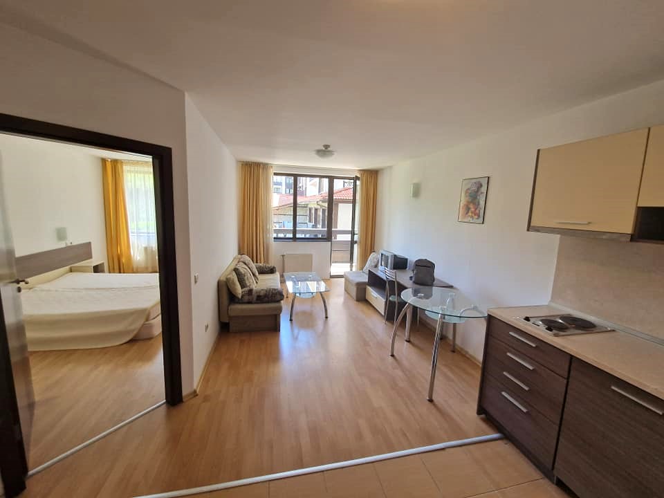 Банско: Обзаведен двустаен апартамент с южна тераса близо до ски лифта