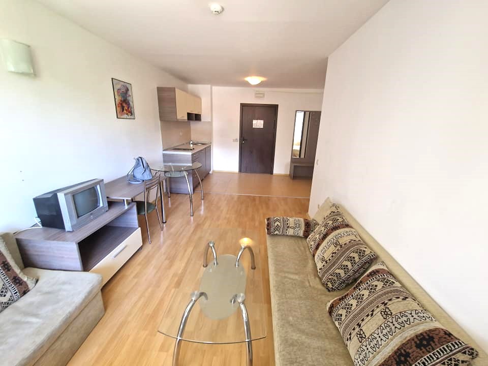 Банско: Обзаведен двустаен апартамент с южна тераса близо до ски лифта