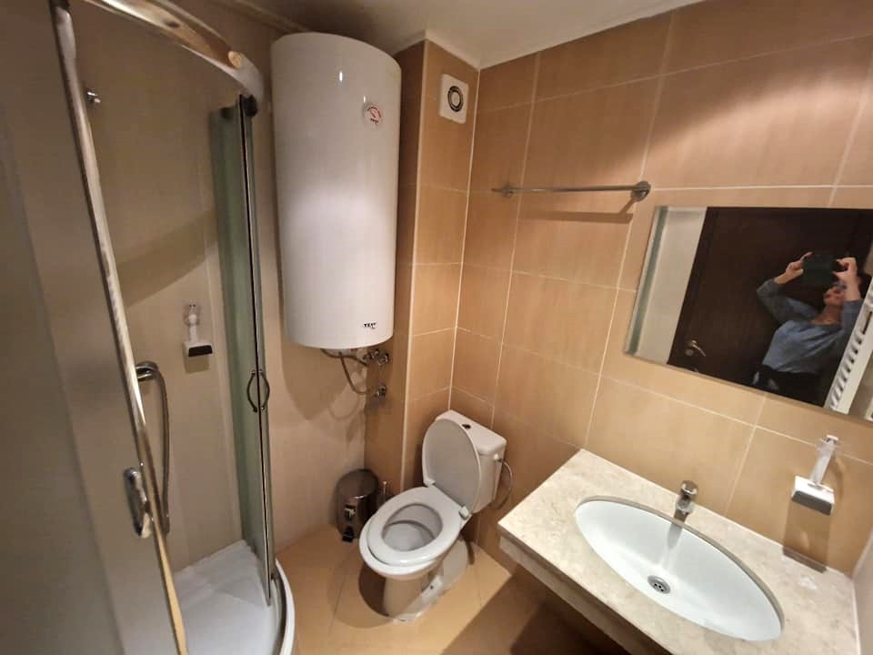 Банско: Обзаведен двустаен апартамент с южна тераса близо до ски лифта