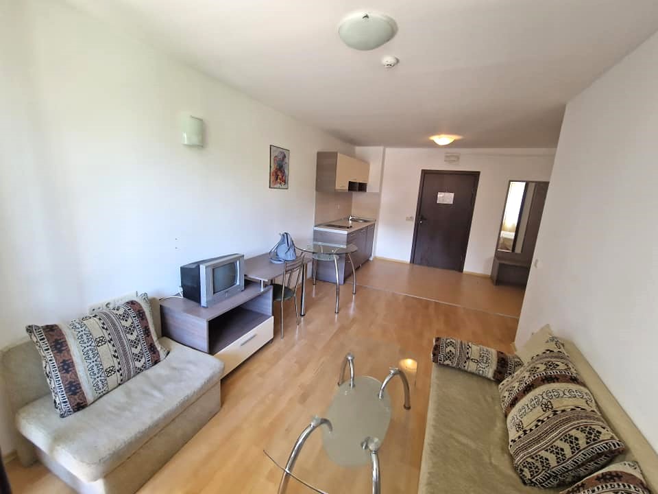 Банско: Обзаведен двустаен апартамент с южна тераса близо до ски лифта