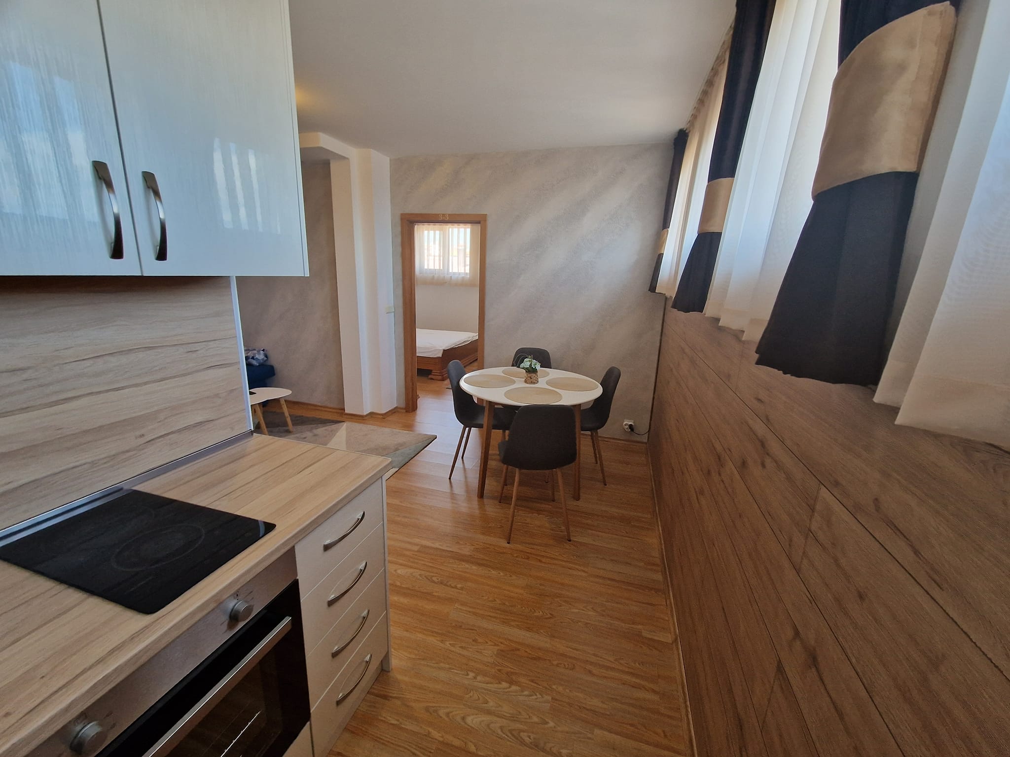 Просторен луксозно обзаведен двустаен апартамент с ниска такса поддръжка за продажба в Банско