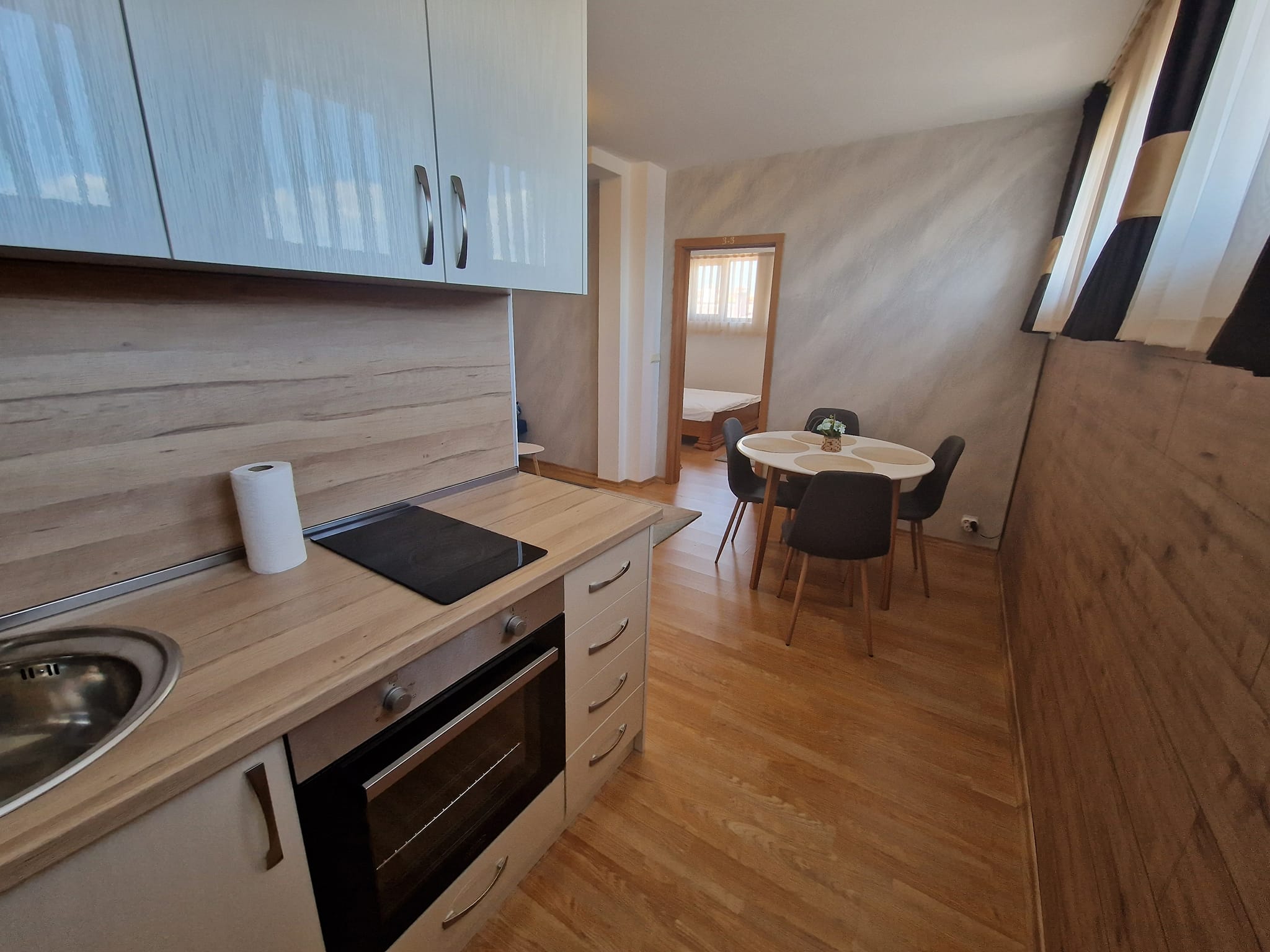 Просторен луксозно обзаведен двустаен апартамент с ниска такса поддръжка за продажба в Банско