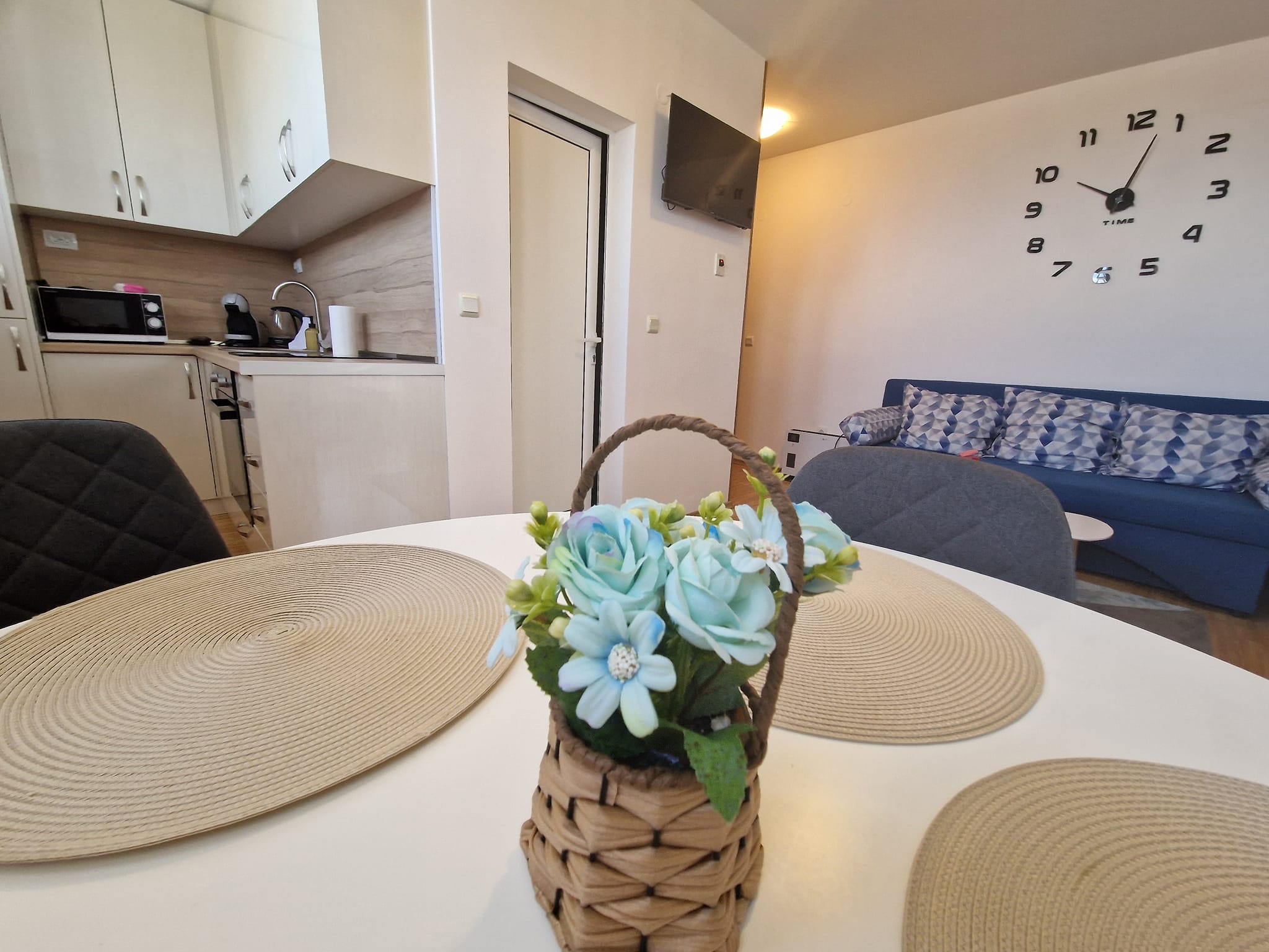 Просторен луксозно обзаведен двустаен апартамент с ниска такса поддръжка за продажба в Банско