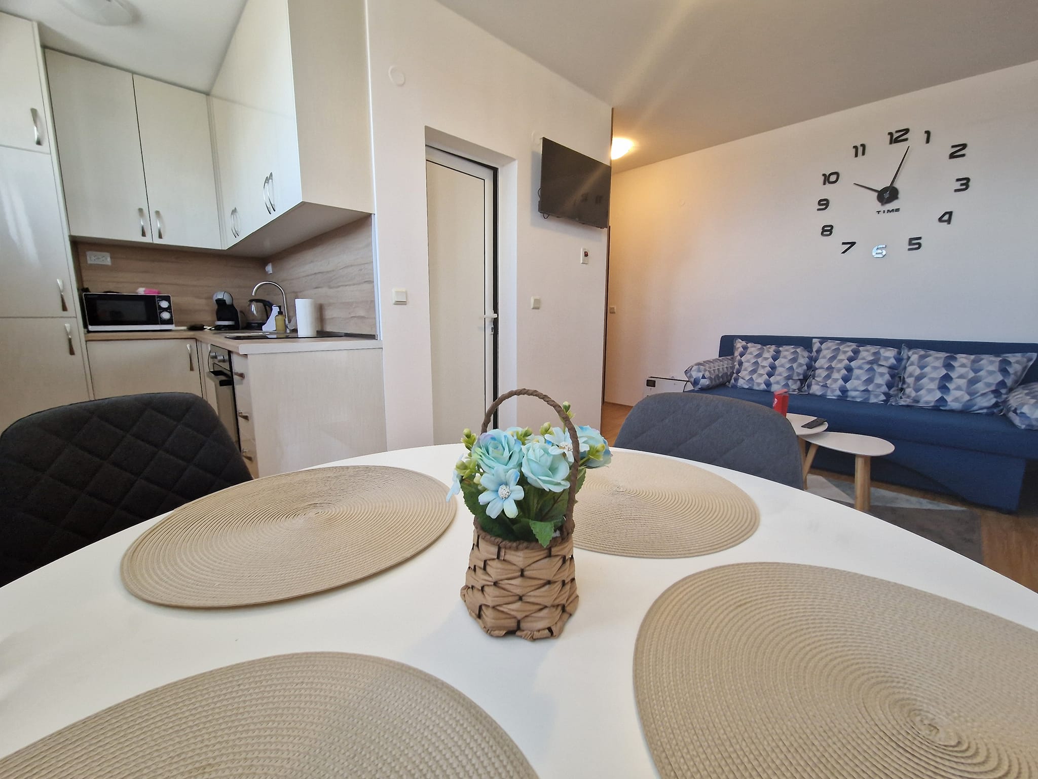 Просторен луксозно обзаведен двустаен апартамент с ниска такса поддръжка за продажба в Банско