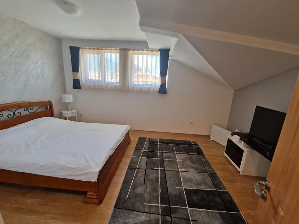 Просторен луксозно обзаведен двустаен апартамент с ниска такса поддръжка за продажба в Банско