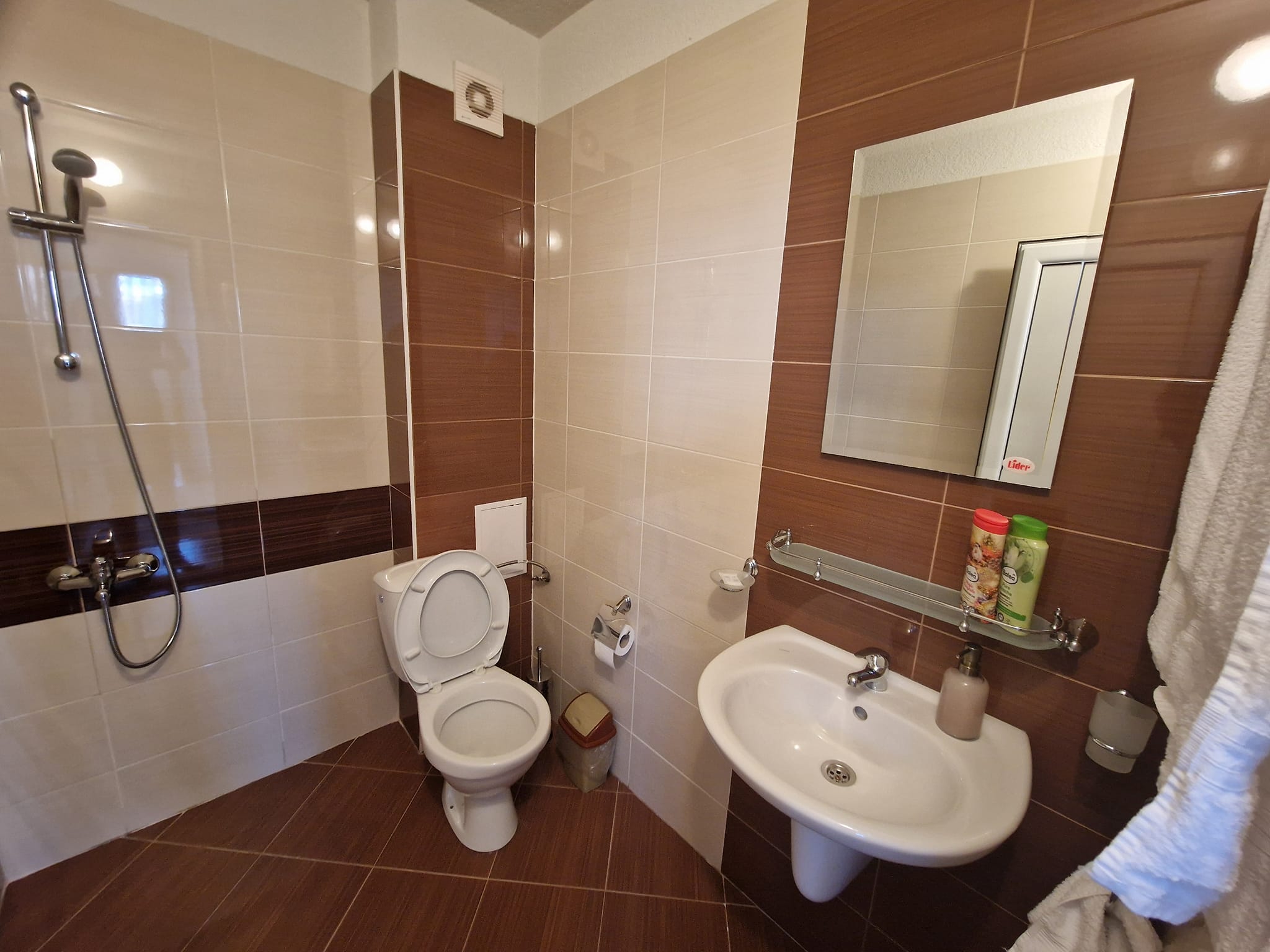 Просторен луксозно обзаведен двустаен апартамент с ниска такса поддръжка за продажба в Банско