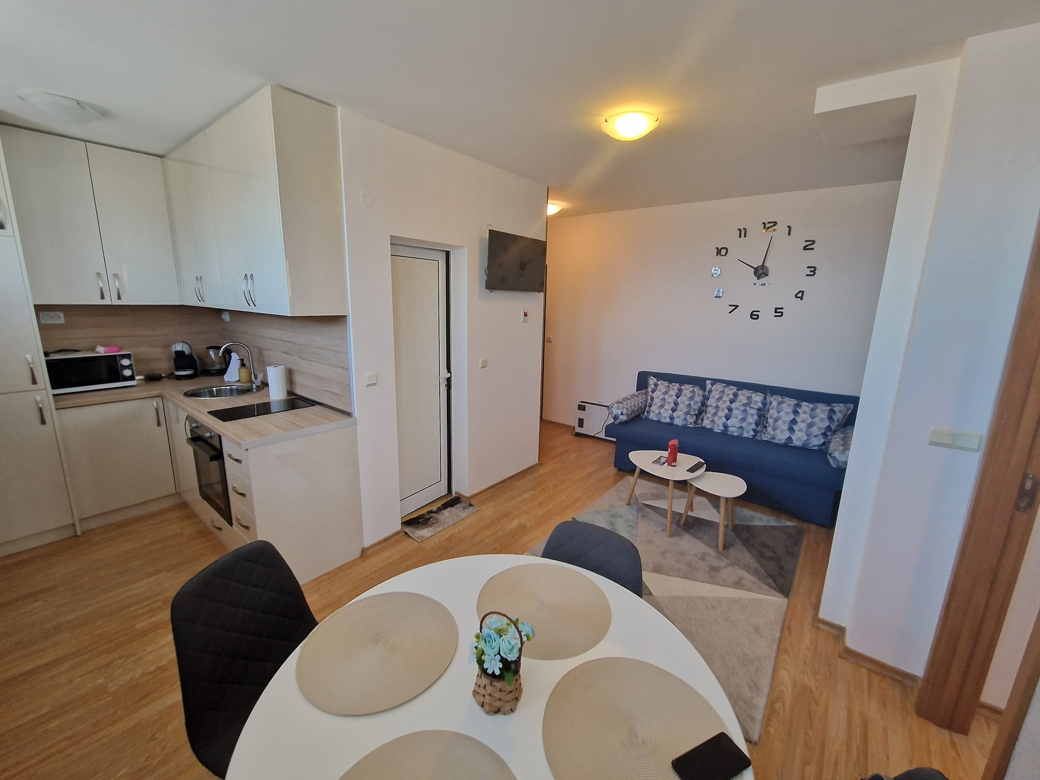 Просторен луксозно обзаведен двустаен апартамент с ниска такса поддръжка за продажба в Банско